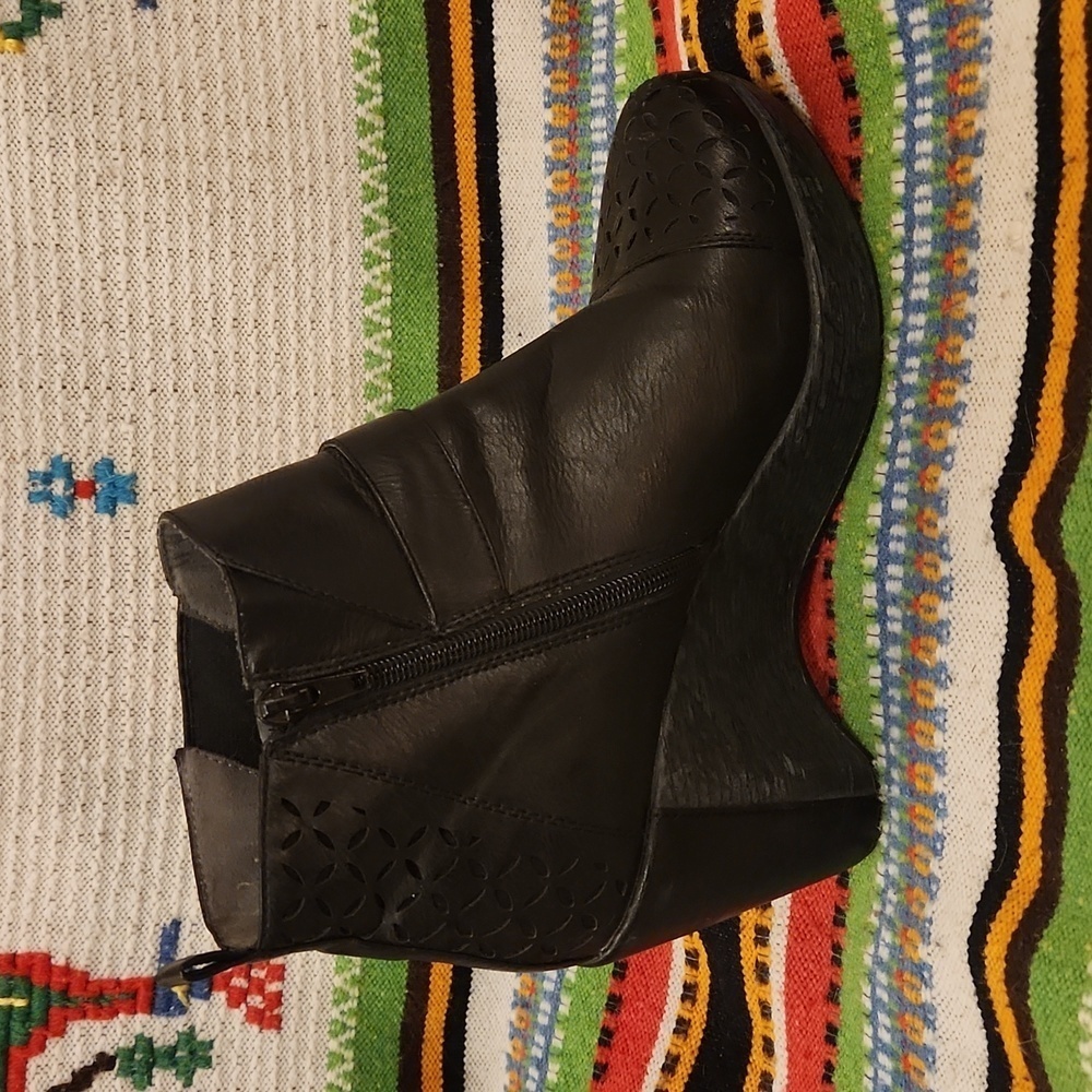 JBU Amberia Black Vegan Leather Platform Booties GUC W 9.5 - Picture 6 of 8